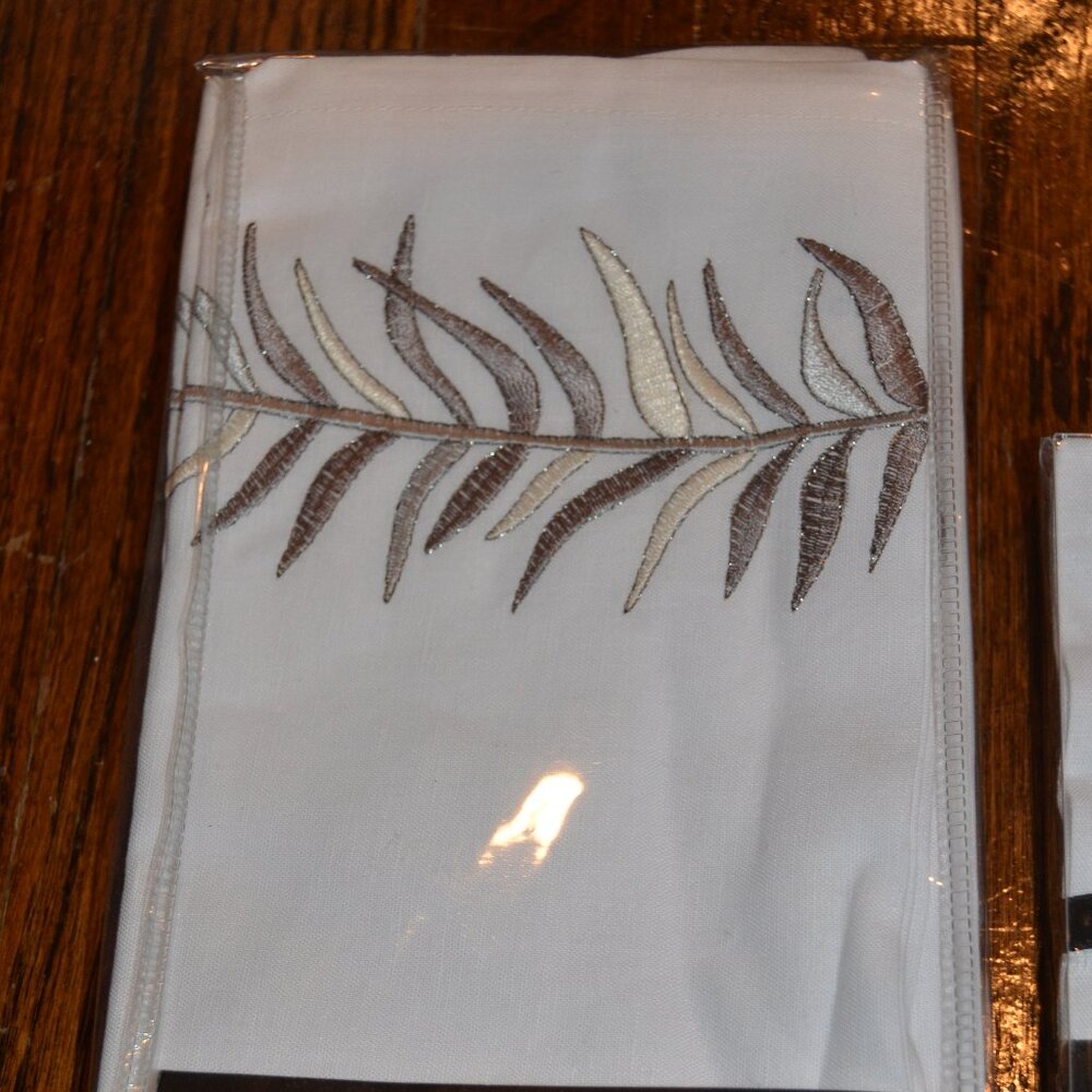 RARE SET KIM SEYBERT LIVING 4 SILVER EMBROIDERED FEATHER 21" DINNER NAPKIN